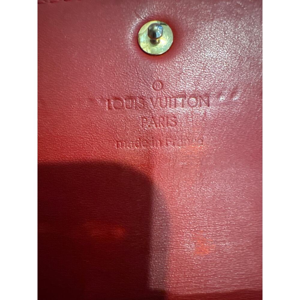 Louis Vuitton Monogram Vernis Sarah Wallet in Pomme D’Amour - Picture 5 of 10
